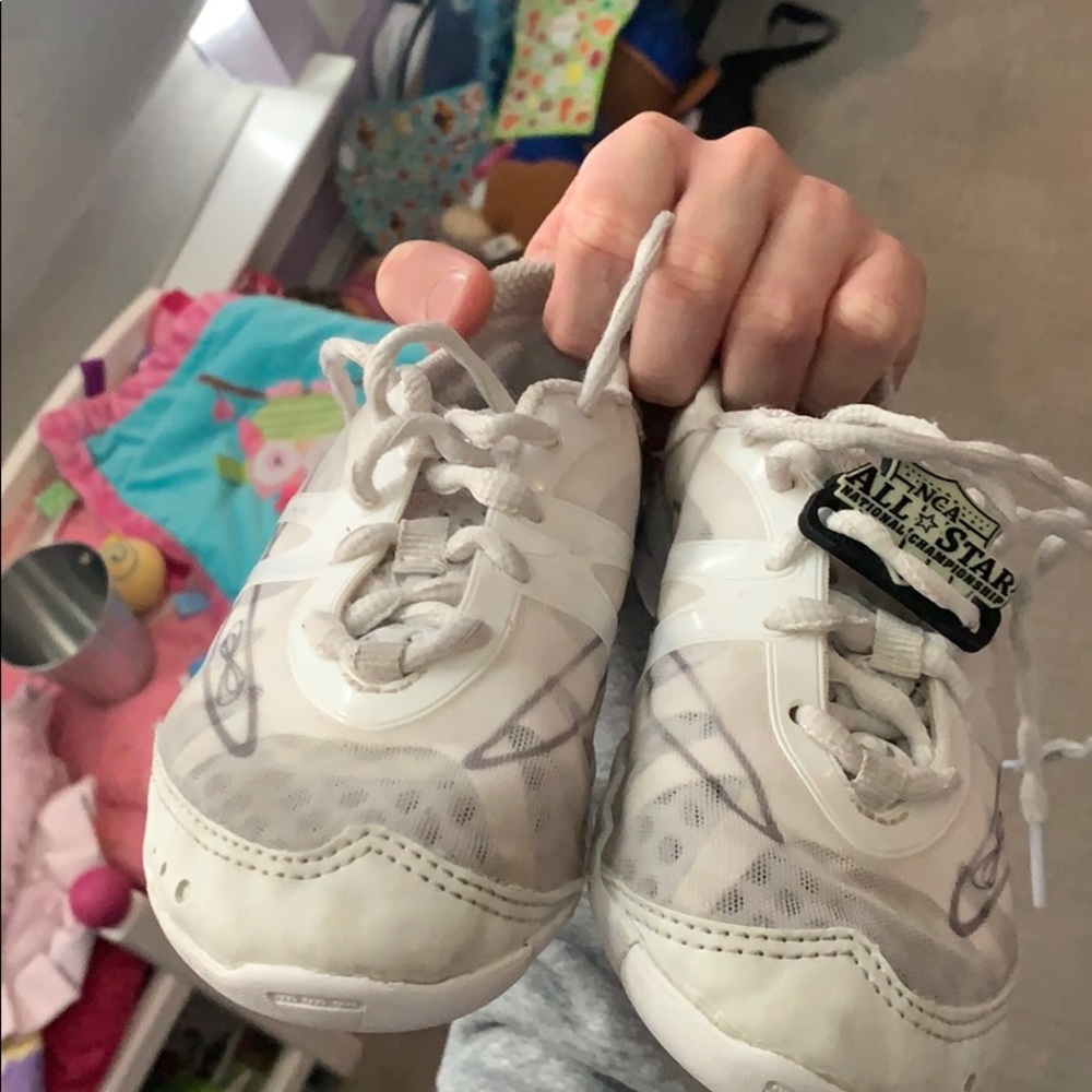 Cheer shoes